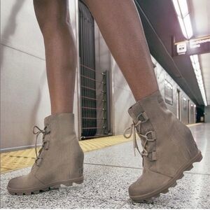 Sorel Tan Suede Lace-up Boots